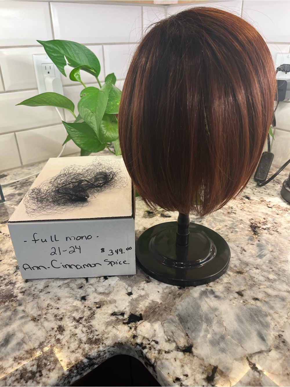 Wig - Never worn - Cinnamon Spice Reddish Brown Short Bob ()